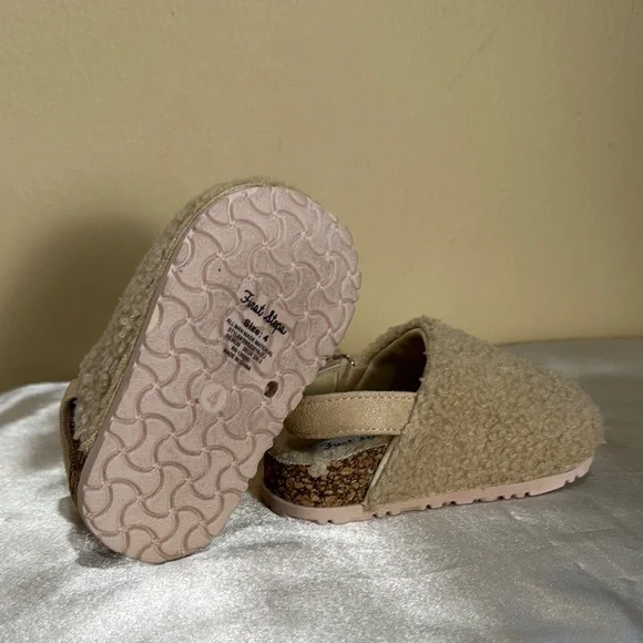 Warm Baby Beige Sherpa Sandals - Picture 4 of 5